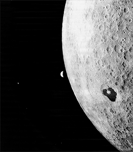 Abb. 2 (und Titelblatt des Schubers): Lunar Orbiter 1-102, Schwenk nach ›oben‹, 23. 8. 1966